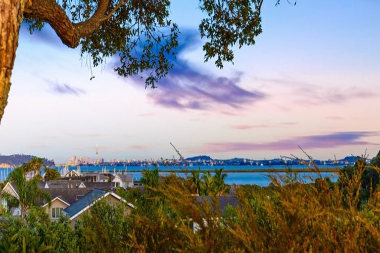 Photo of property in 5 Clearwater Cove, West Harbour, Auckland, 0618