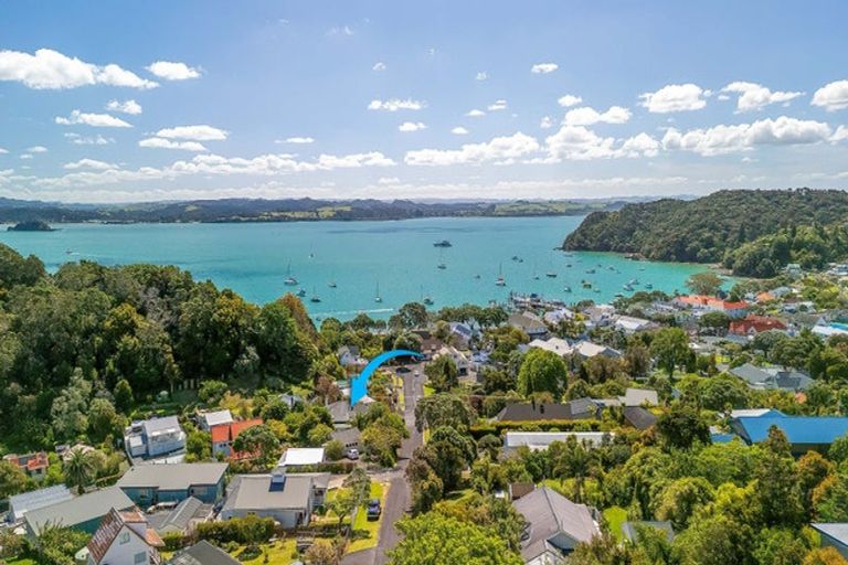 Photo of property in 9 Robertson Street, Russell, 0202