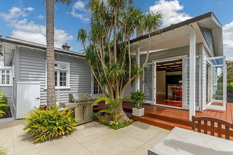Photo of property in 24 Norwood Road, Bayswater, Auckland, 0622