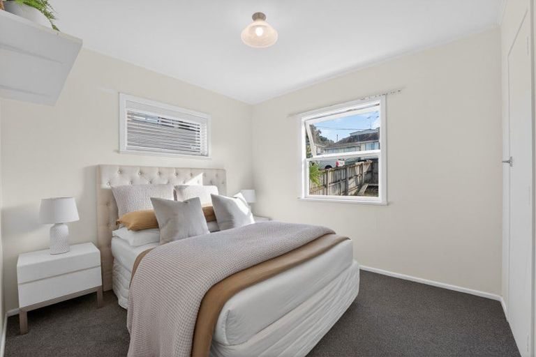 Photo of property in 1/5 Woodall Place, Totara Vale, Auckland, 0627