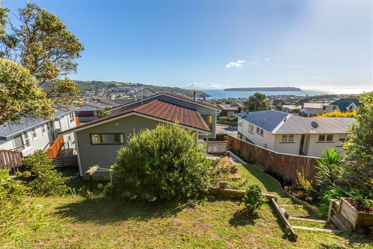 Photo of property in 106 Gloaming Hill, Titahi Bay, Porirua, 5022
