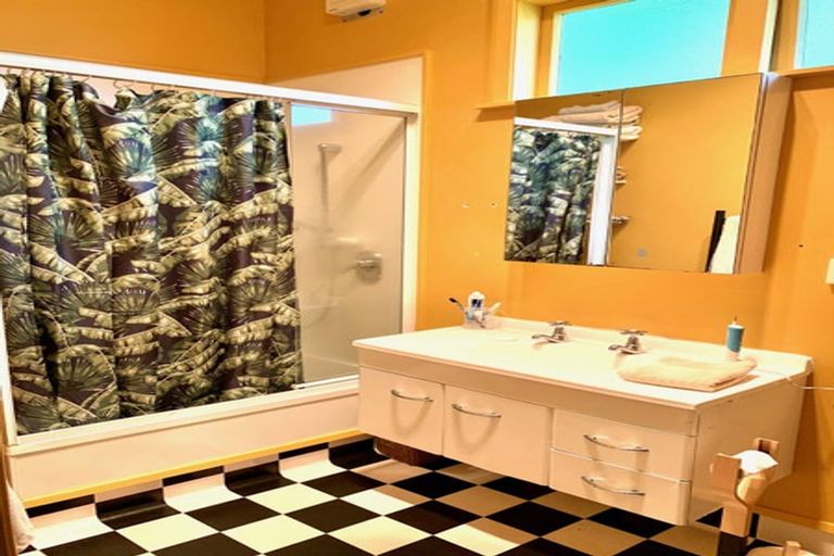 Photo of property in 6 Governor Road, Northland, Wellington, 6012