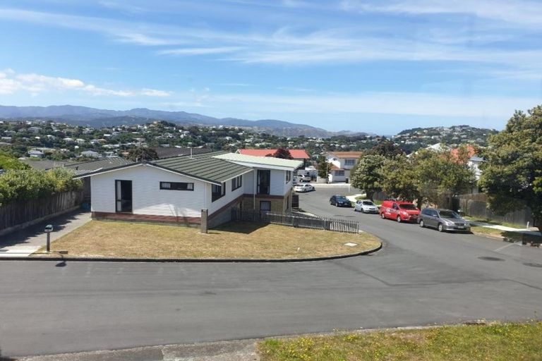 Photo of property in 5 Arahanga Grove, Maupuia, Wellington, 6022