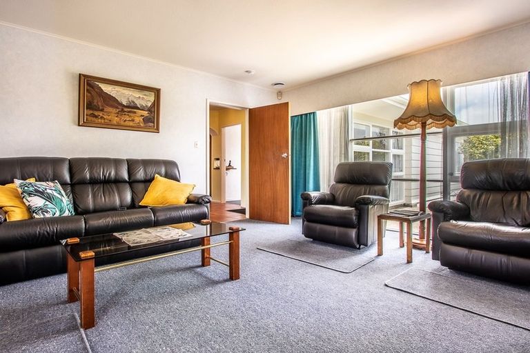 Photo of property in 14 Robert Street, Newlands, Wellington, 6037