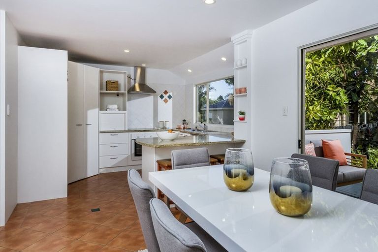 Photo of property in 2 Garden Lane, Torbay, Auckland, 0632