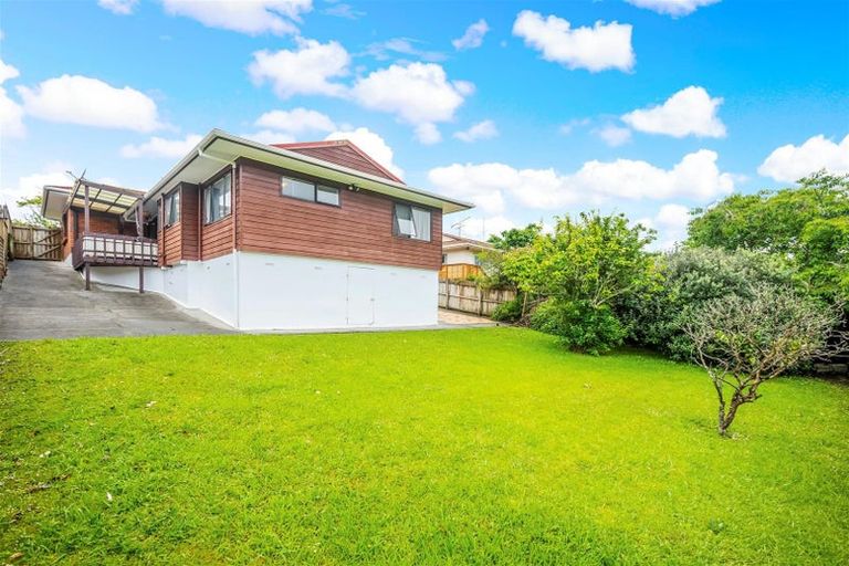 Photo of property in 35 Pinewood Grove, Botany Downs, Auckland, 2010