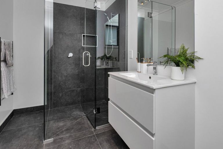 Photo of property in 55 Te Taniwha Road, One Tree Point, 0118