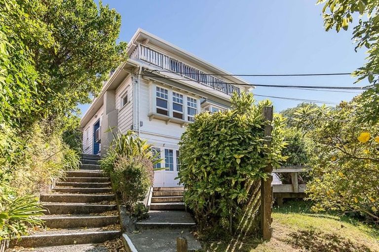 Photo of property in 118 Kelburn Parade, Kelburn, Wellington, 6012