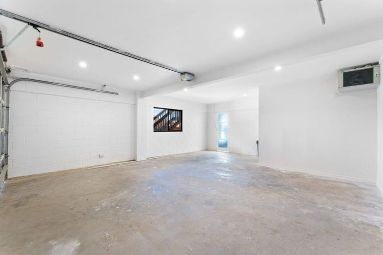 Photo of property in 23 Ravenwood Drive, Forrest Hill, Auckland, 0620