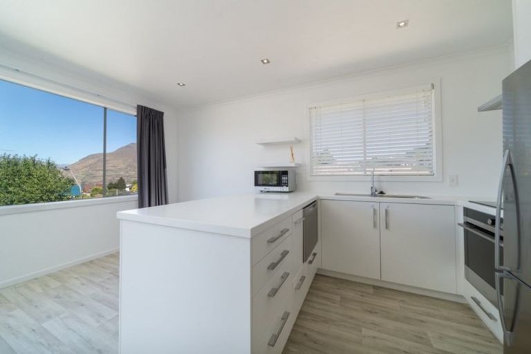 Photo of property in 22 Wynyard Crescent, Fernhill, Queenstown, 9300
