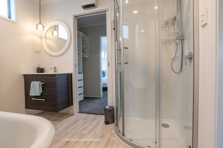 Photo of property in 64 Motuhara Road, Plimmerton, Porirua, 5026