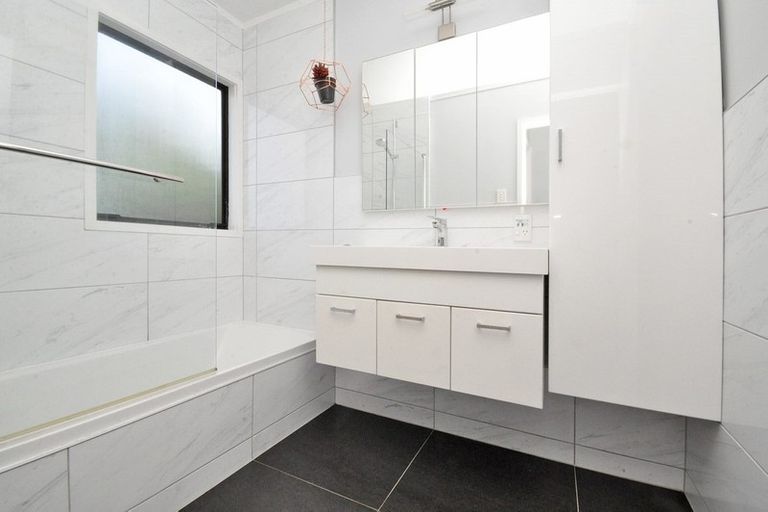 Photo of property in 19 Mckinley Road, Sunnyvale, Auckland, 0612