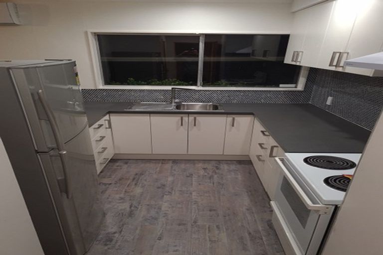 Photo of property in 25a Chetwode Grove, Newlands, Wellington, 6037