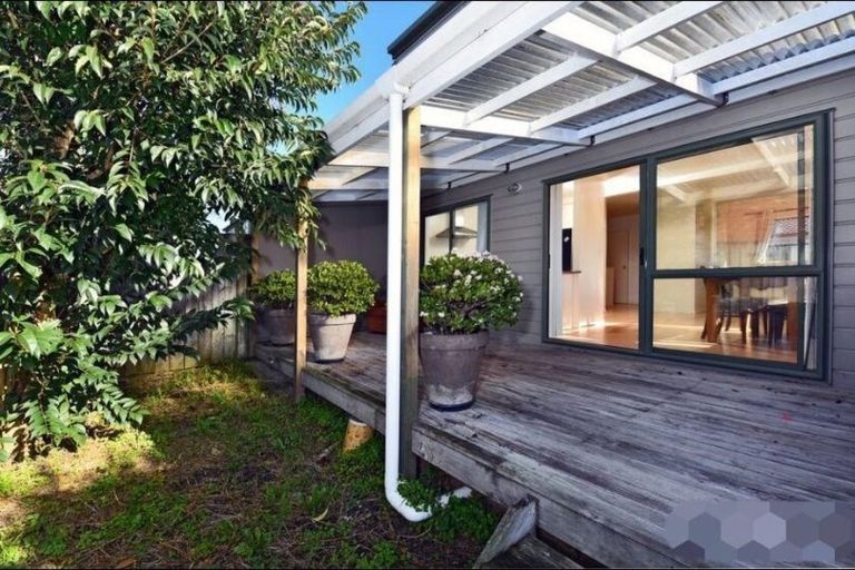 Photo of property in 2/5 Kilham Avenue, Northcote, Auckland, 0627