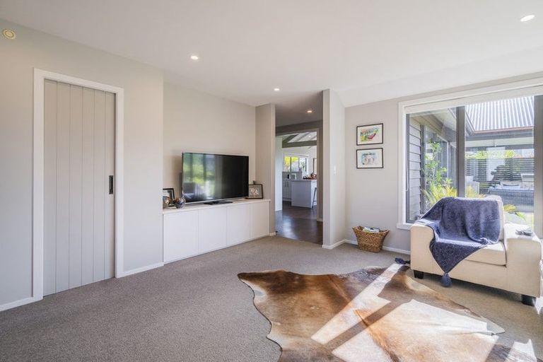 Photo of property in 18 Topping Place, Whitianga, 3510