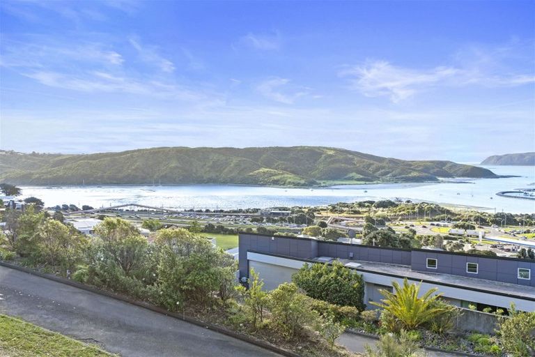 Photo of property in 32 Paremata Drive, Paremata, Porirua, 5024