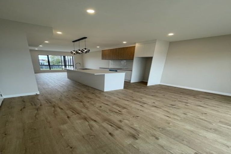 Photo of property in 2/58 Te Atatu Road, Te Atatu South, Auckland, 0610