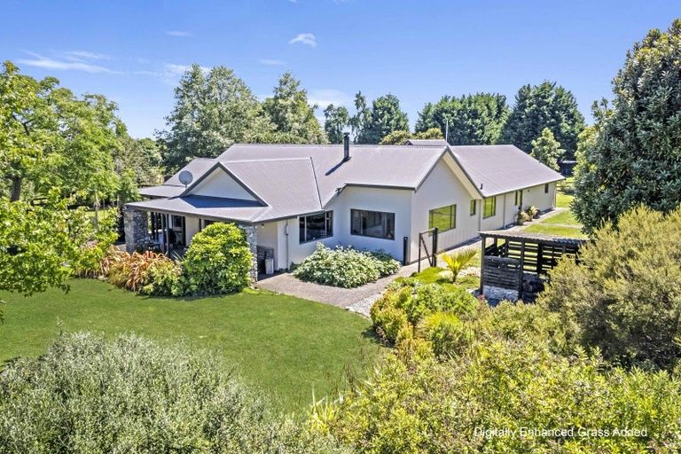 Photo of property in 424 Tararua Road, Levin, 5571