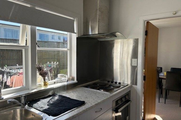 Photo of property in 18 Saulbrey Grove, Woburn, Lower Hutt, 5010