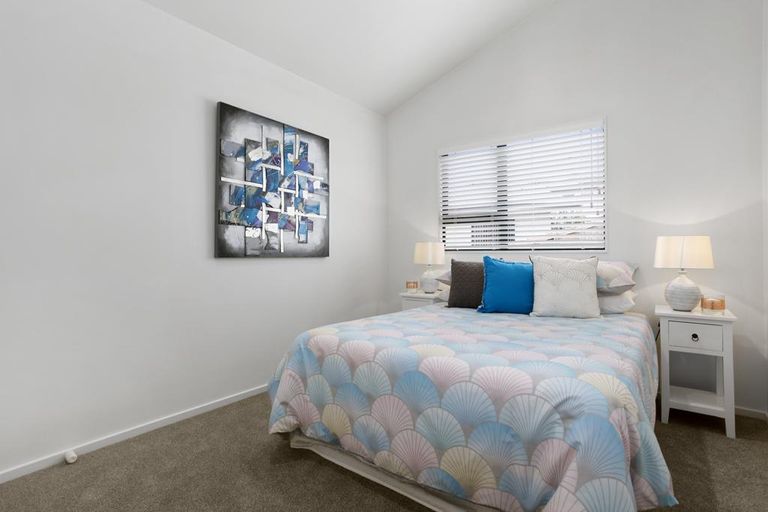 Photo of property in 2 Longview Rise, Massey, Auckland, 0614