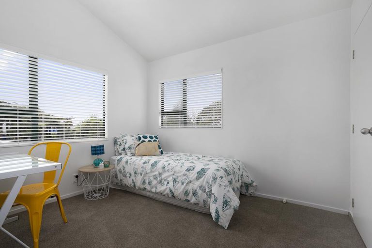 Photo of property in 2 Longview Rise, Massey, Auckland, 0614