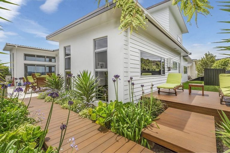Photo of property in 5 Linacre Way, Tawa, Wellington, 5028