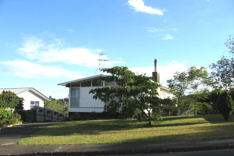 Photo of property in 92 Lantana Road, Green Bay, Auckland, 0604