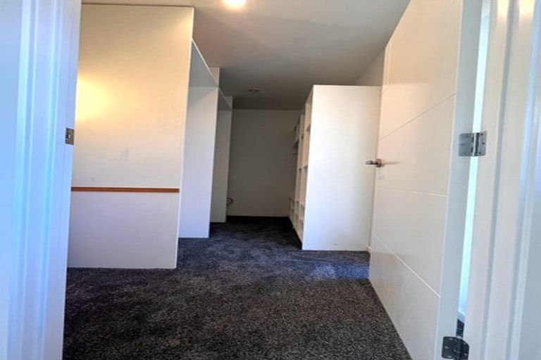 Photo of property in 15 Glenroy Place, Green Bay, Auckland, 0604