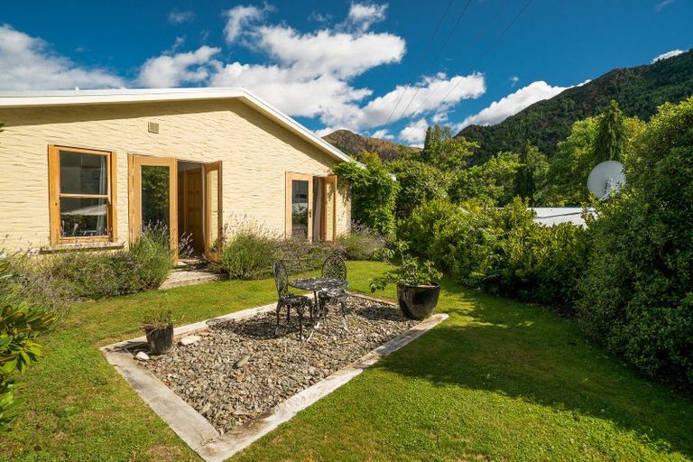 Photo of property in 15 Cardigan Street, Arrowtown, 9302