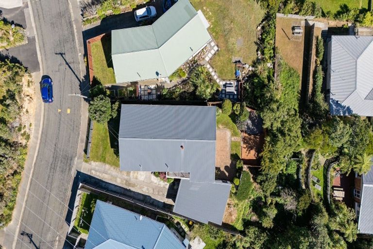 Photo of property in 32 Brooker Grove, Newlands, Wellington, 6037