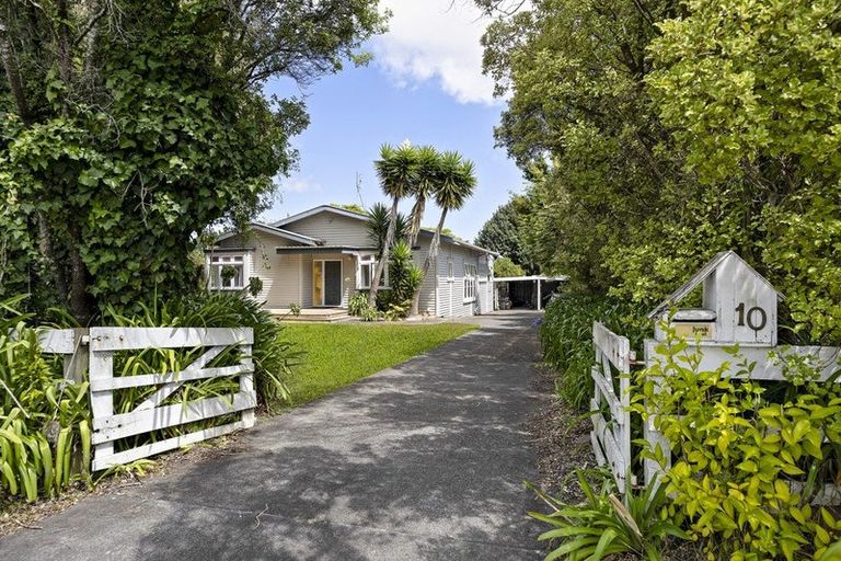 Photo of property in 10 Racecourse Road, Waiuku, 2123