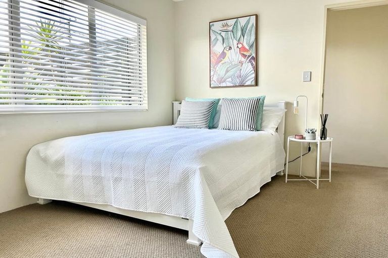Photo of property in 1/39 Wade River Road, Stanmore Bay, Whangaparaoa, 0932