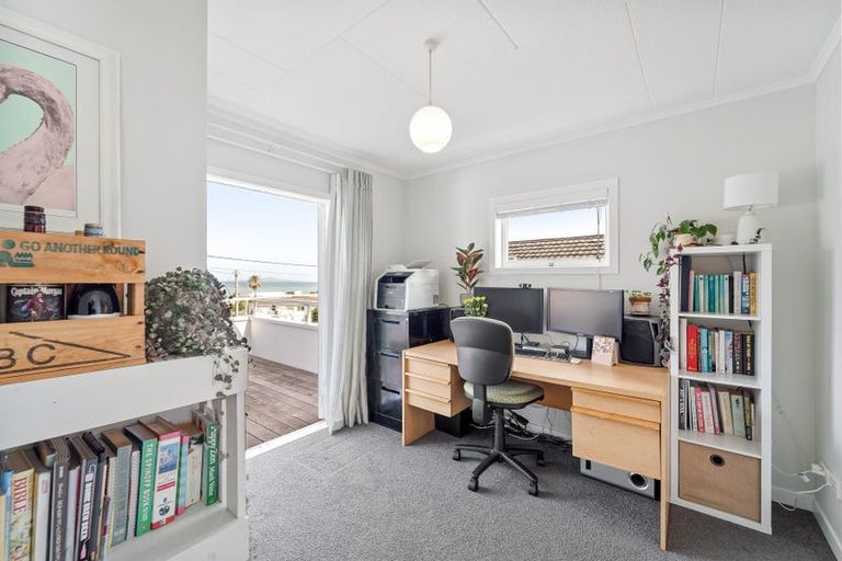 Photo of property in 2 Hardley Avenue, Tindalls Beach, Whangaparaoa, 0930
