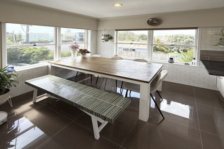 Photo of property in 1/240a East Coast Road, Forrest Hill, Auckland, 0620