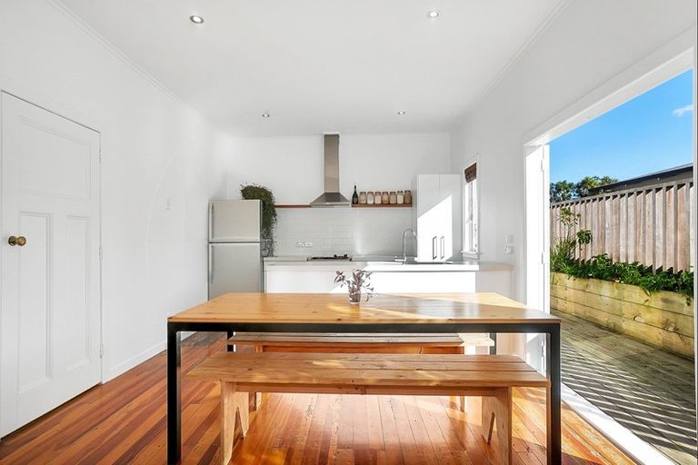 Photo of property in 10 Walmer Road, Point Chevalier, Auckland, 1022