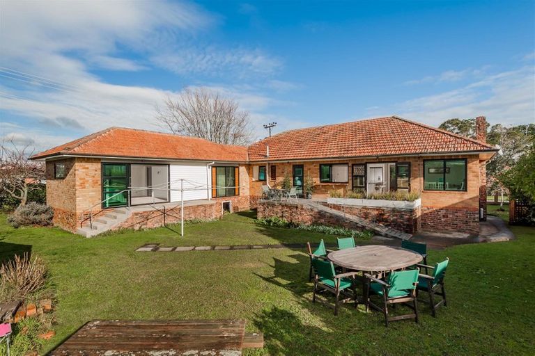 Photo of property in 11 Lake Pupuke Drive, Takapuna, Auckland, 0622