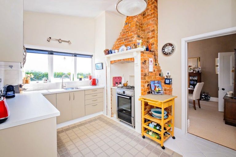 Photo of property in 11 Lincoln Road, Bluff Hill, Napier, 4110