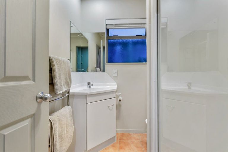 Photo of property in 12 Hawke Place, Pukekohe, 2120