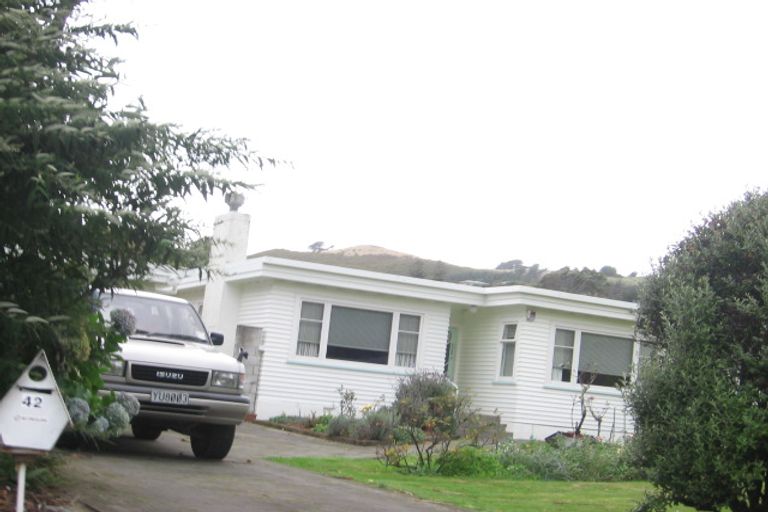 Photo of property in 42 Ranui Terrace, Tawa, Wellington, 5028