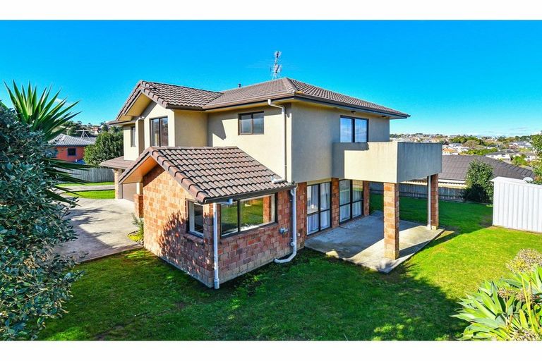 Photo of property in 32 Piper Place, Goodwood Heights, Auckland, 2105