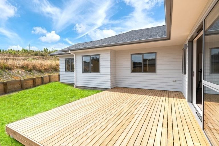Photo of property in 1 Tarara Lane, Kumeu, 0810