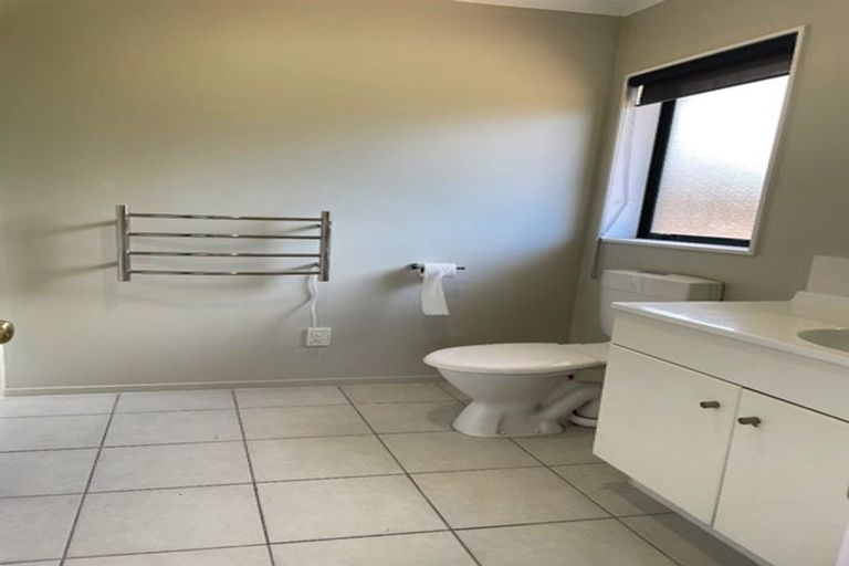 Photo of property in 20 Jade Court, Rosedale, Auckland, 0632