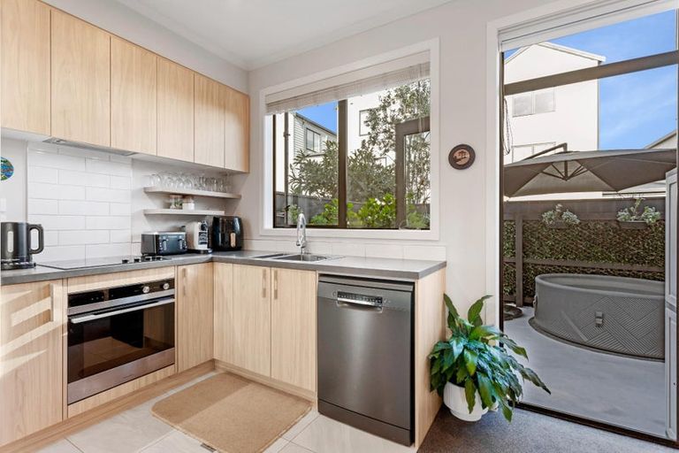 Photo of property in 10 Uku Lane, Hobsonville, Auckland, 0616