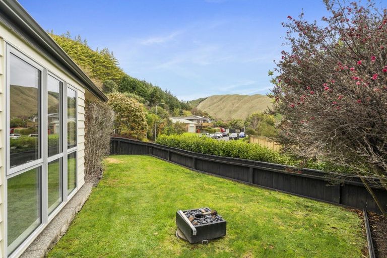 Photo of property in 11b Poneke Drive, Waikanae, 5036