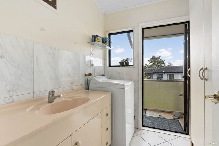 Photo of property in 37 Athena Drive, Totara Vale, Auckland, 0629