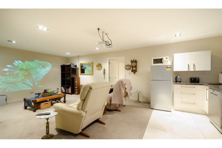 Photo of property in 5a Bernleigh Terrace, West Harbour, Auckland, 0618