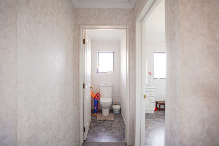 Photo of property in 25 Rosebank Avenue, Kelvin Grove, Palmerston North, 4414