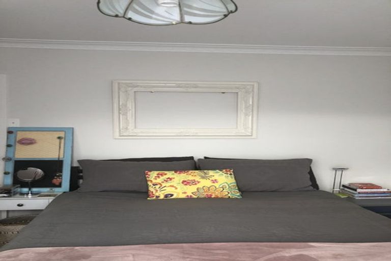 Photo of property in 11 Castaing Crescent, Te Atatu South, Auckland, 0610