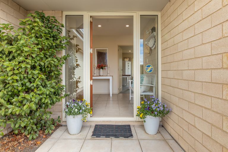 Photo of property in 10 Harrys Way, Redwood, Christchurch, 8051