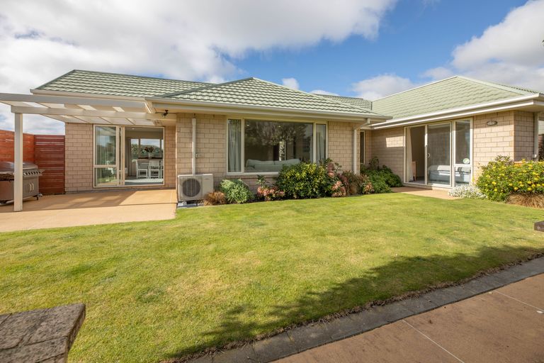 Photo of property in 10 Harrys Way, Redwood, Christchurch, 8051